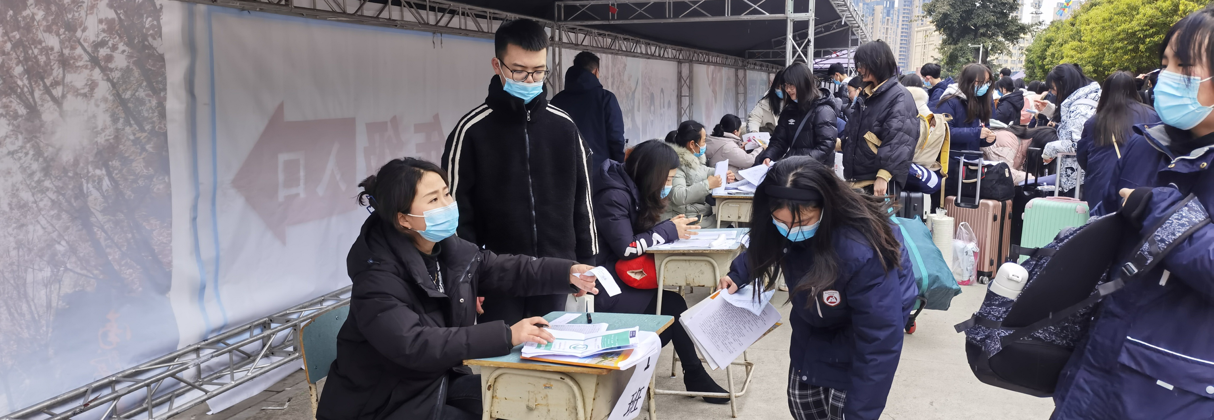 细雨连绵无断绝， 脚步阵阵有回声