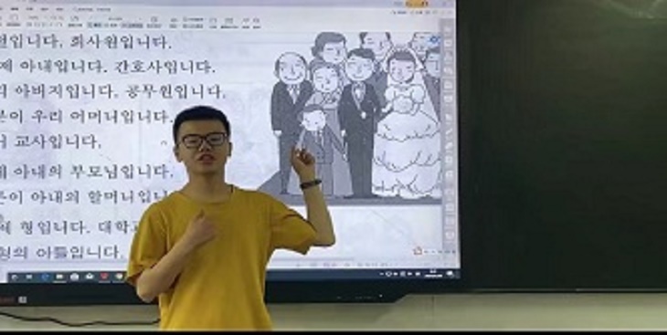(韩语班学生进行个人韩语口语发表展示)