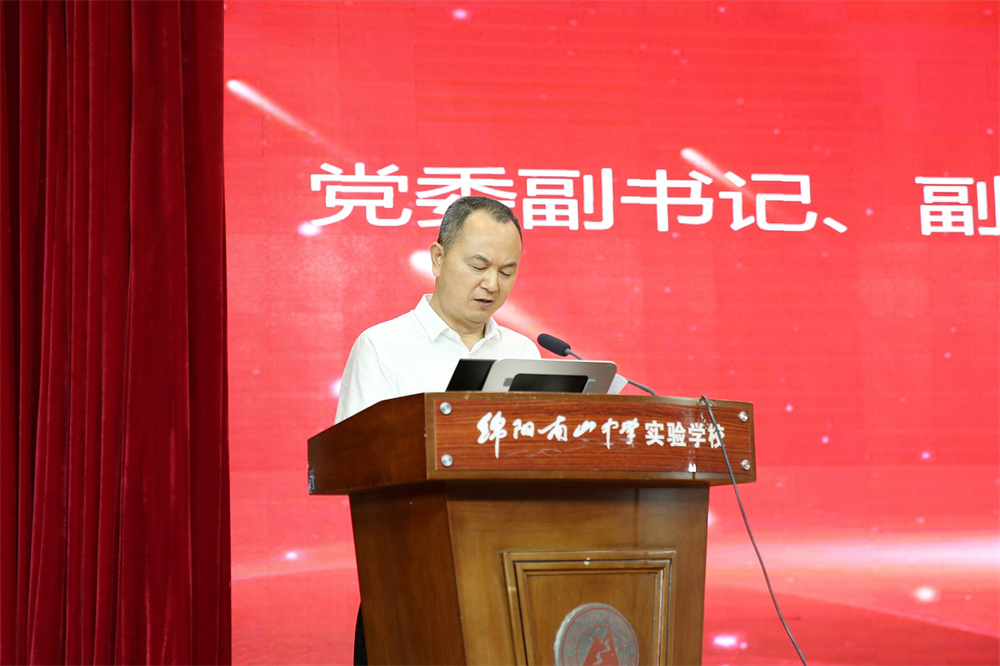 学校党委副书记、副校长杜敏宣读了表彰决定.jpg
