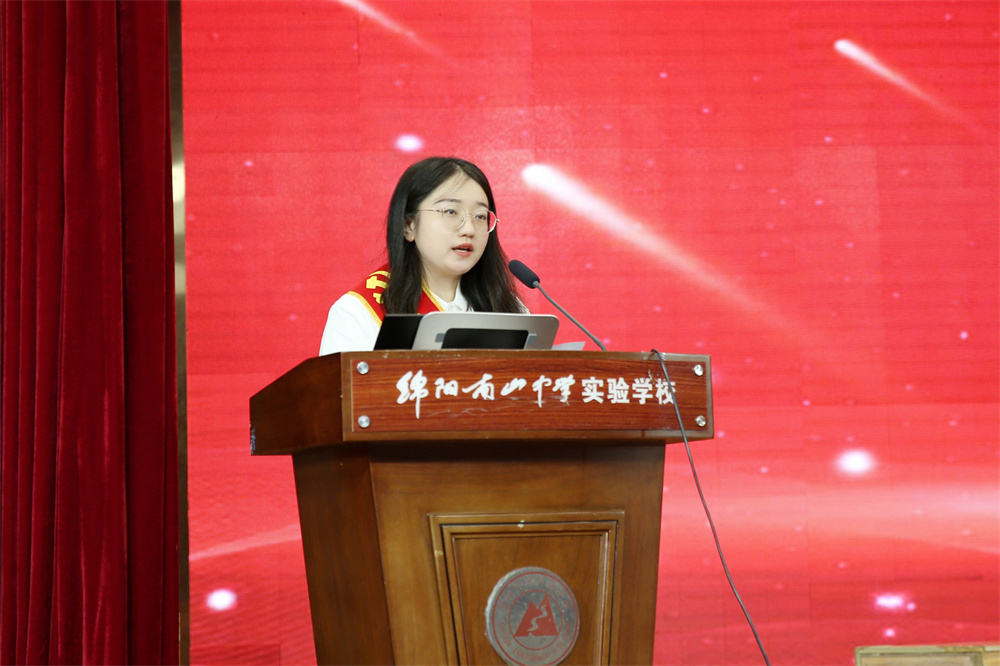 优秀党员代表黄潇上台发言.jpg